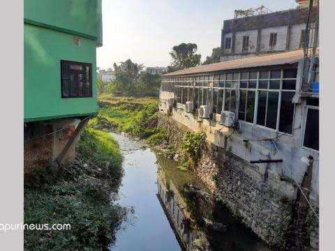 इटहरीमा कहिले भत्किएलान् खोला मिच्ने भवन ?