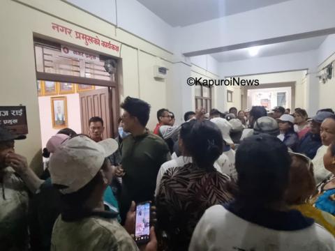 नगर प्रमुख साम्पाङ समर्थक श्रमदाताद्धारा उपमेयर बेघालाई आक्रमण प्रयास 