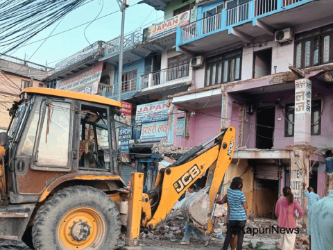 एसियन हाइवे बिस्तारको लागी इटहरीमा भत्किन थाले भवन 